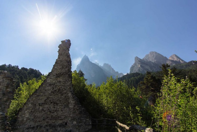 Ruine Salegg mit Schlern im Hintergrund