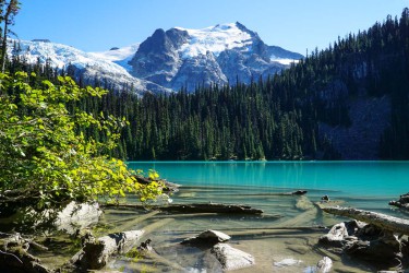 Mount Manier mit Middle Joffre Lake (Kanada)