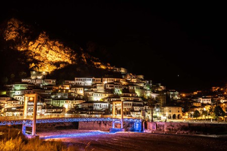 Altstadt von Berat bei Nacht