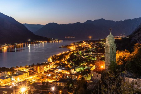 Blick auf Kotor bei Nacht (Montenegro)