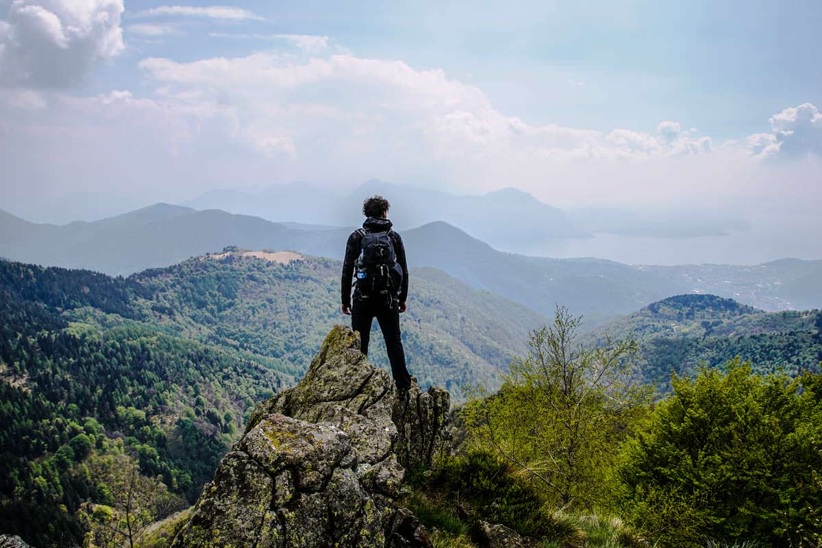 Wanderer mit Panoramablick im Val Grande