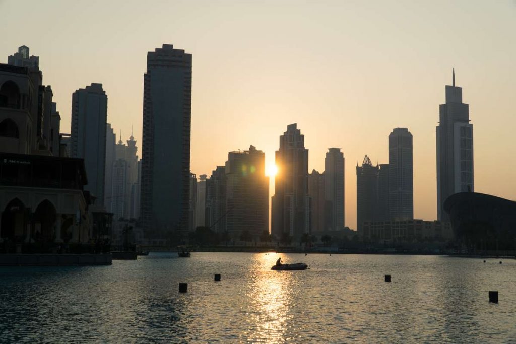 Burj Khalifa Lake bei Sonnenuntergang