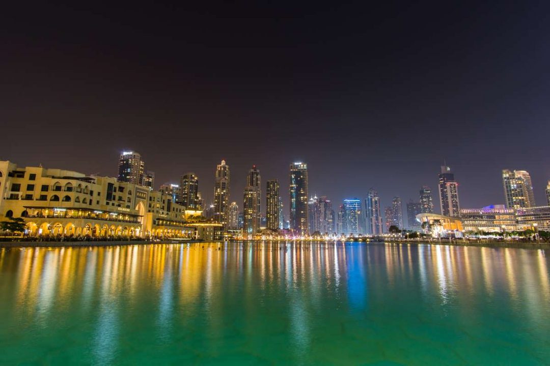 Skyline von Downtown Dubai bei Nacht