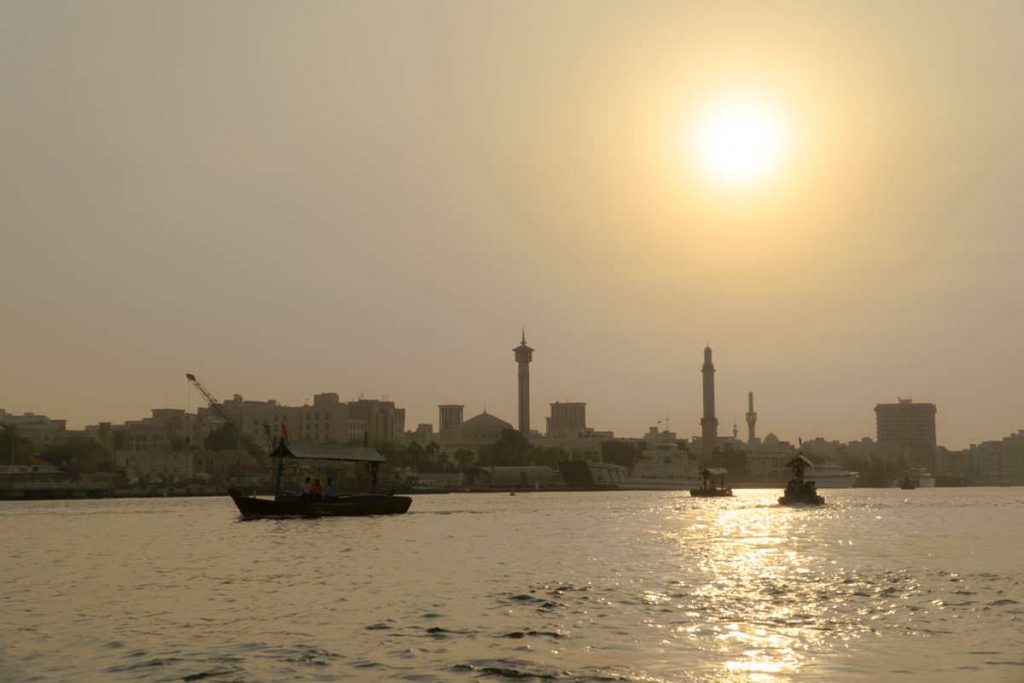 Sonnenuntergang im Hafen von Dubai Creek