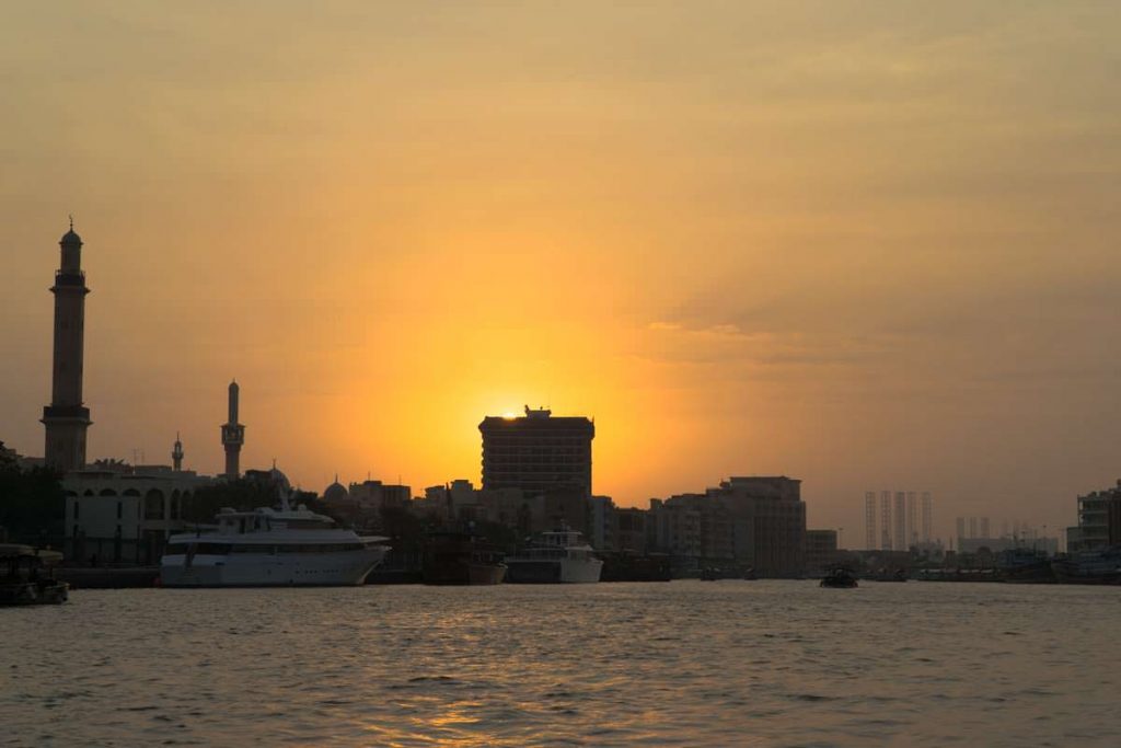 Sonnenuntergang im Hafen von Dubai Creek
