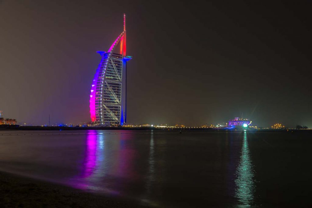 Burj al Arab bei Nacht: eine beliebte Sehenswürdigkeit