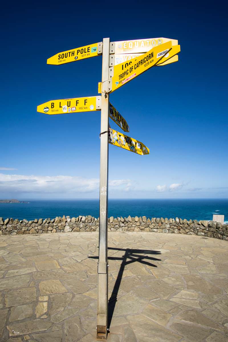 Entfernungsschilder am Cape Reinga in Neuseeland