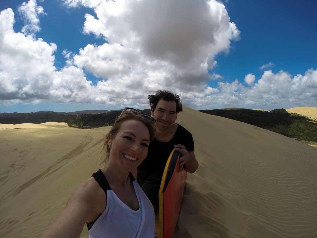 Sandboarding auf den Te Paki Great Sand Dunes in Neuseeland