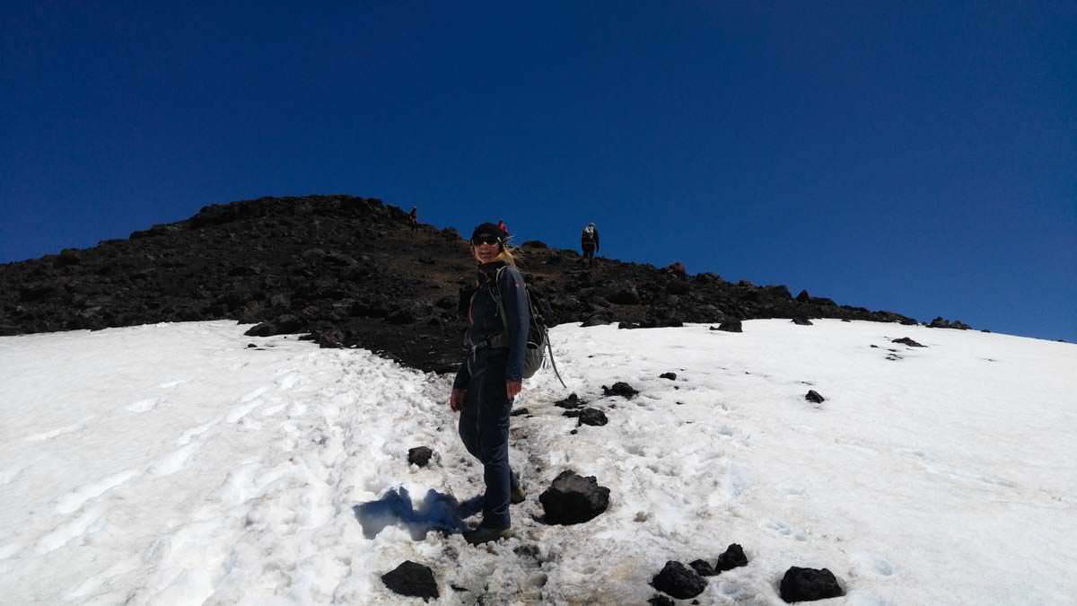 Wanderung auf den Tongariro Gipfel im Tongariro Nationalpark in Neuseeland