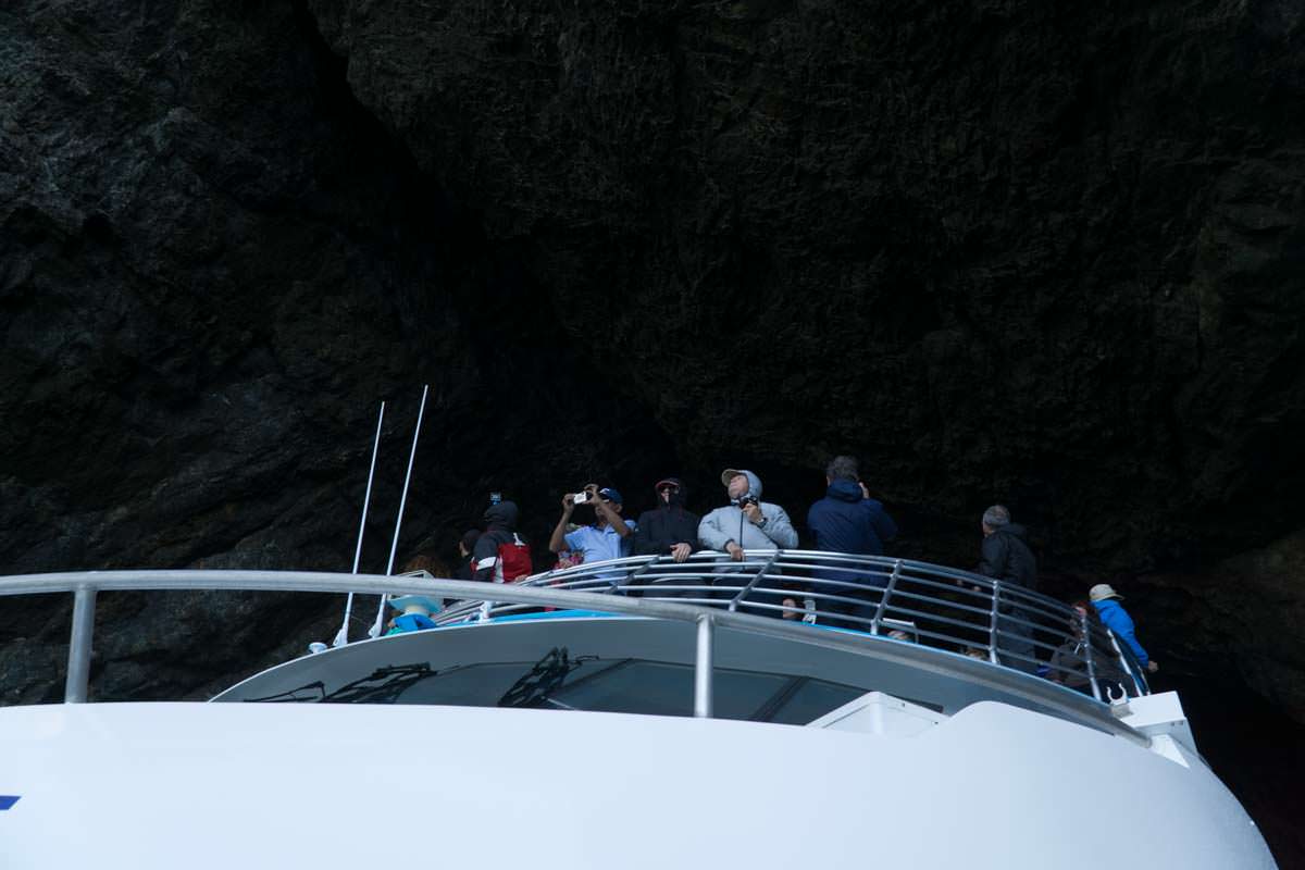 Fahrt durch das Hole in the Rock in der Bay of Islands mit Fullers GreatSights Dolphin Cruise