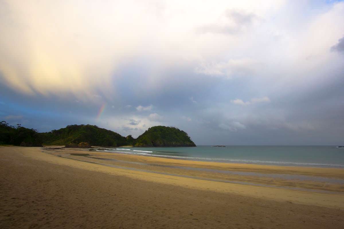 Matapouri Bay mit Regenbogen in Neuseeland