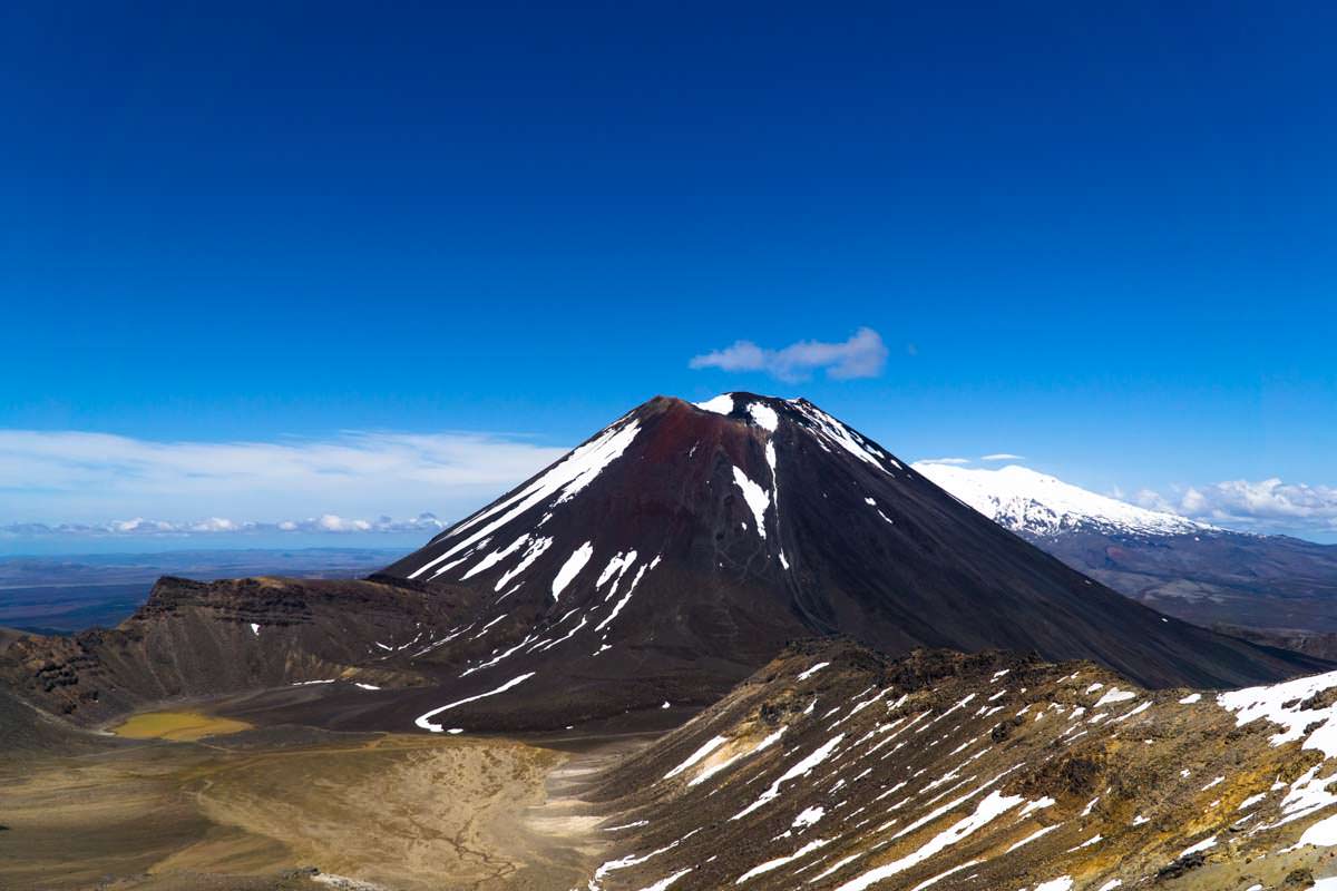 Ausblick vom Gipfel des Mount Tongariro auf den Mount Ngauruhoe mit South Crater und den Mount Ruapehu