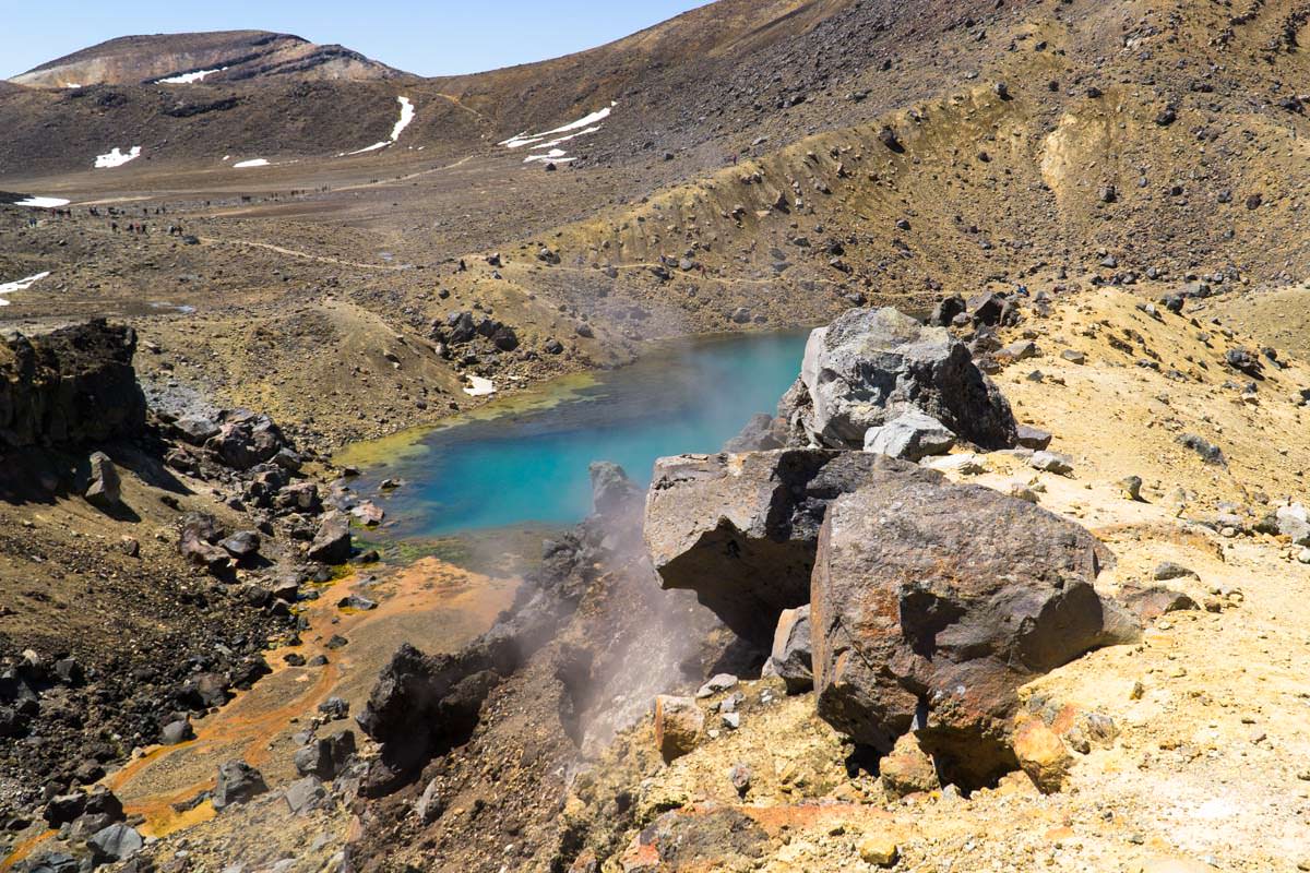 Emerald Lakes mit Fumarolen im Tongariro Nationalpark in Neuseeland