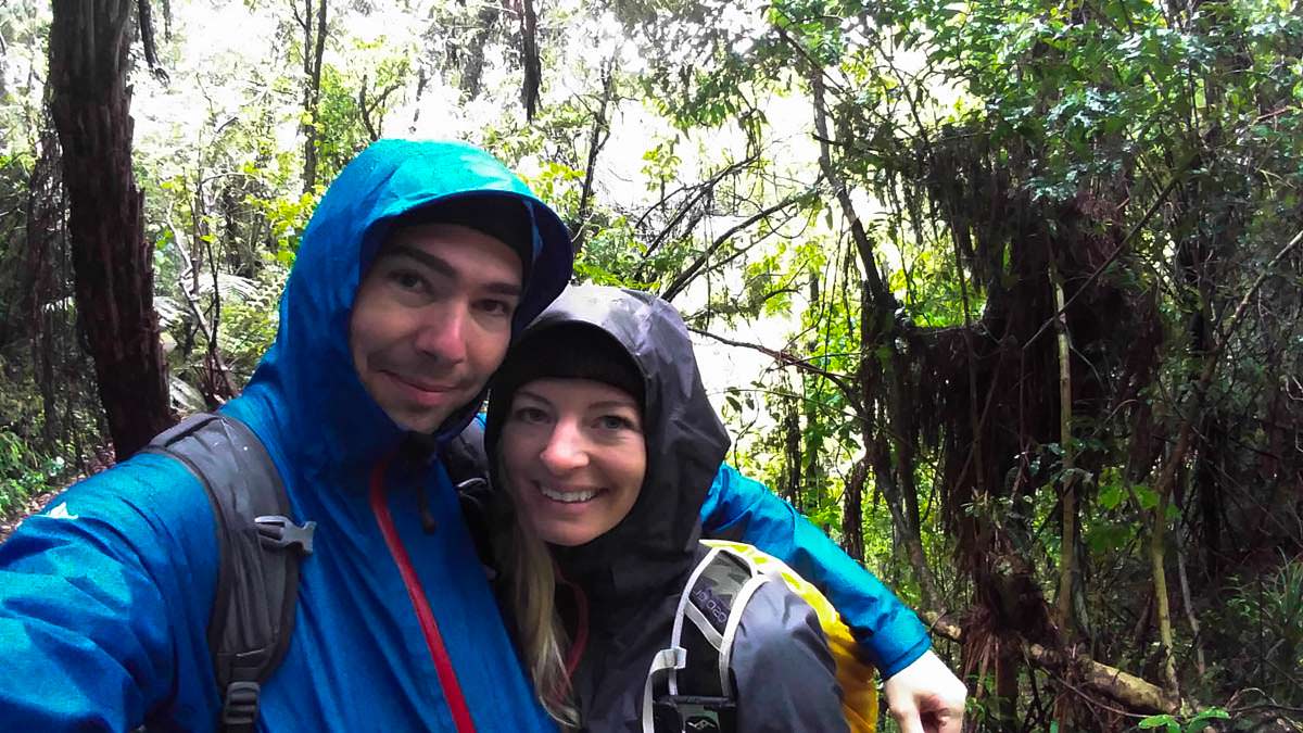 Regen auf dem Huka Falls Track in Neuseeland