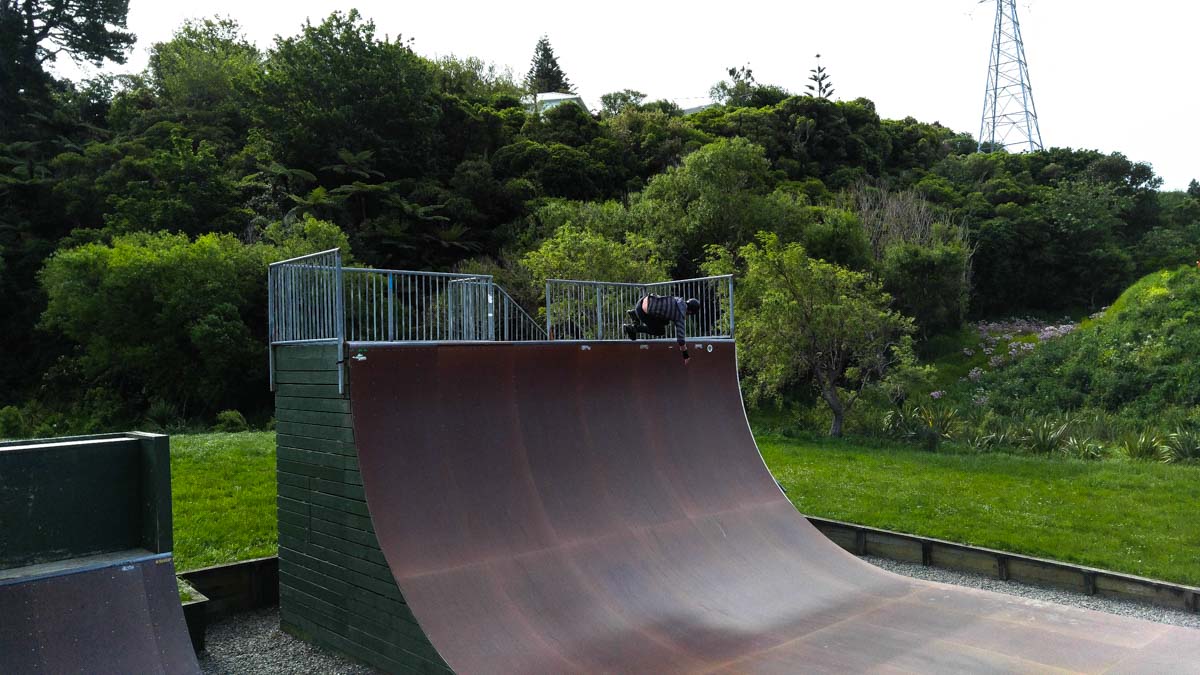 Stefan in der Halfpipe von Wellington, Neuseeland