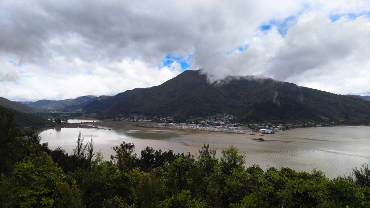 Blick über Havelock vom Cullen Point Coastal Track nach dem 7.8 Erdbeben in Neuseeland