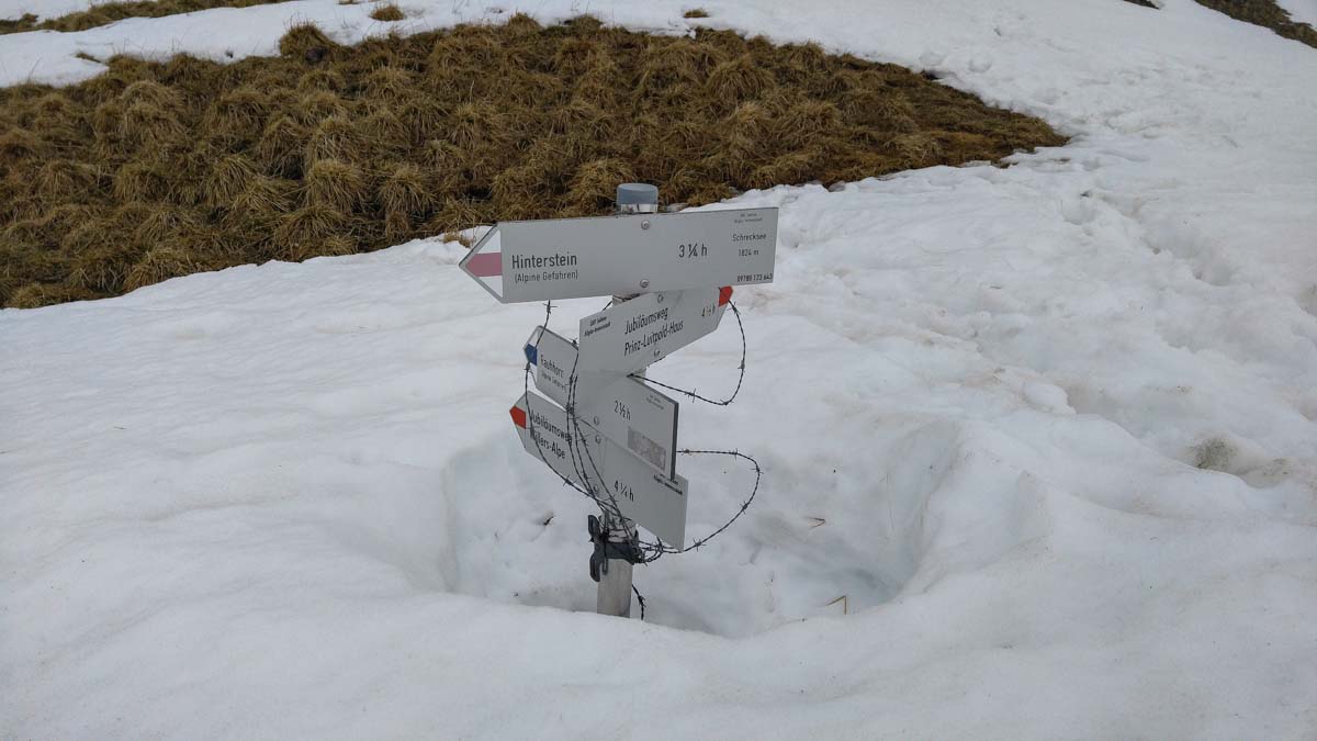 Schnee auf der Wanderung zum Schrecksee