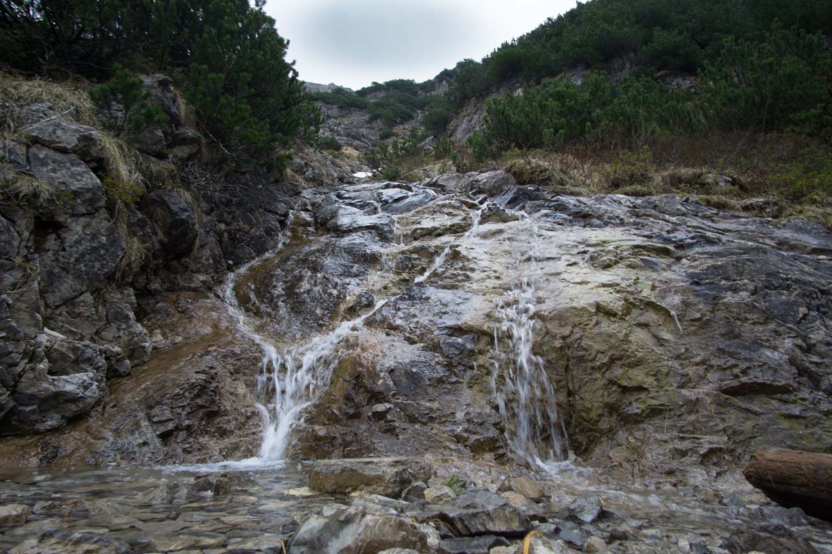 Wasserfall auf dem Wanderweg zum Schrecksee