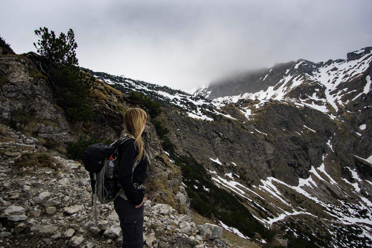 Wanderweg zum Überqueren der Felswand