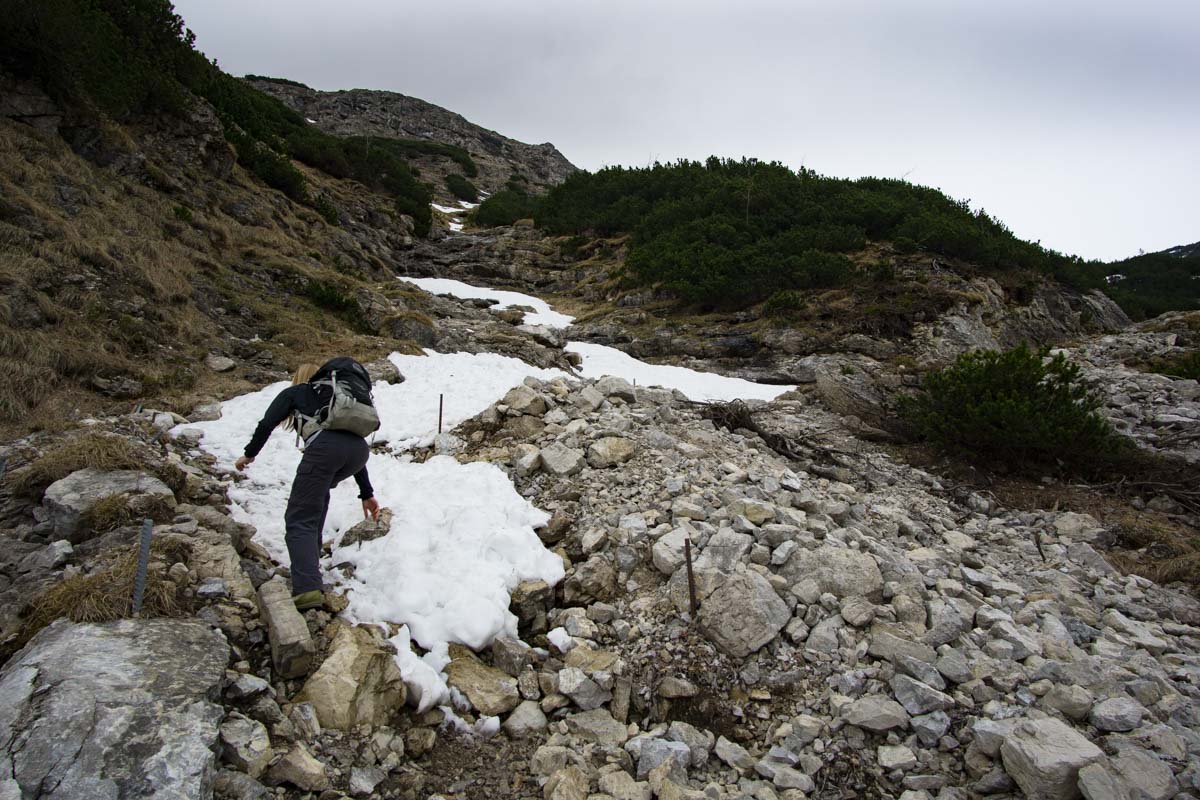 Schneereste auf dem Wanderweg zum Schrecksee