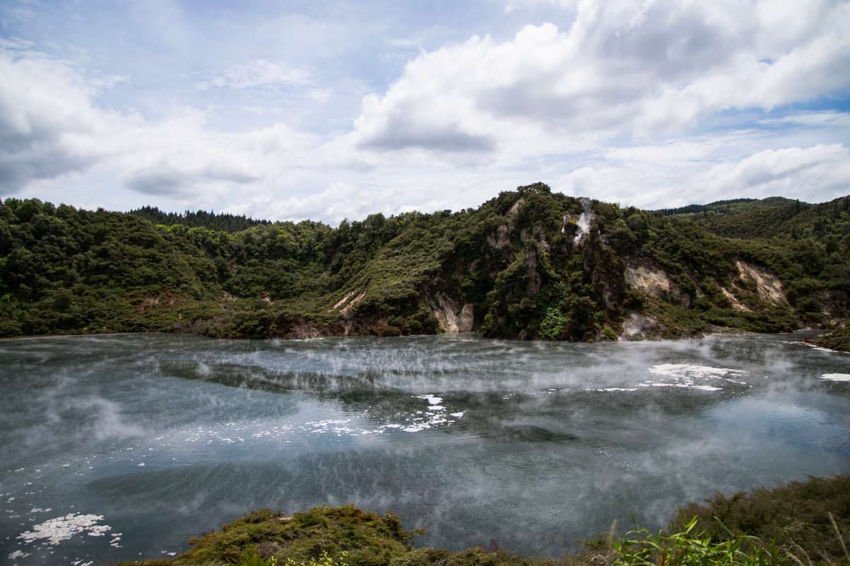 Frying Pan Lake im Waimangu Volcanic Valley in Neuseeland