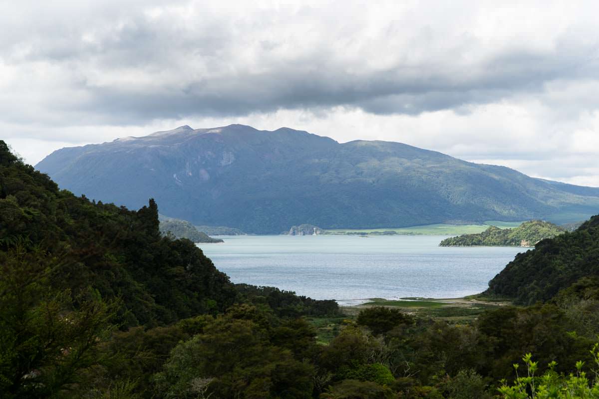 Lake Rotomahana im Waimangu Volcanic Valley in Neuseeland