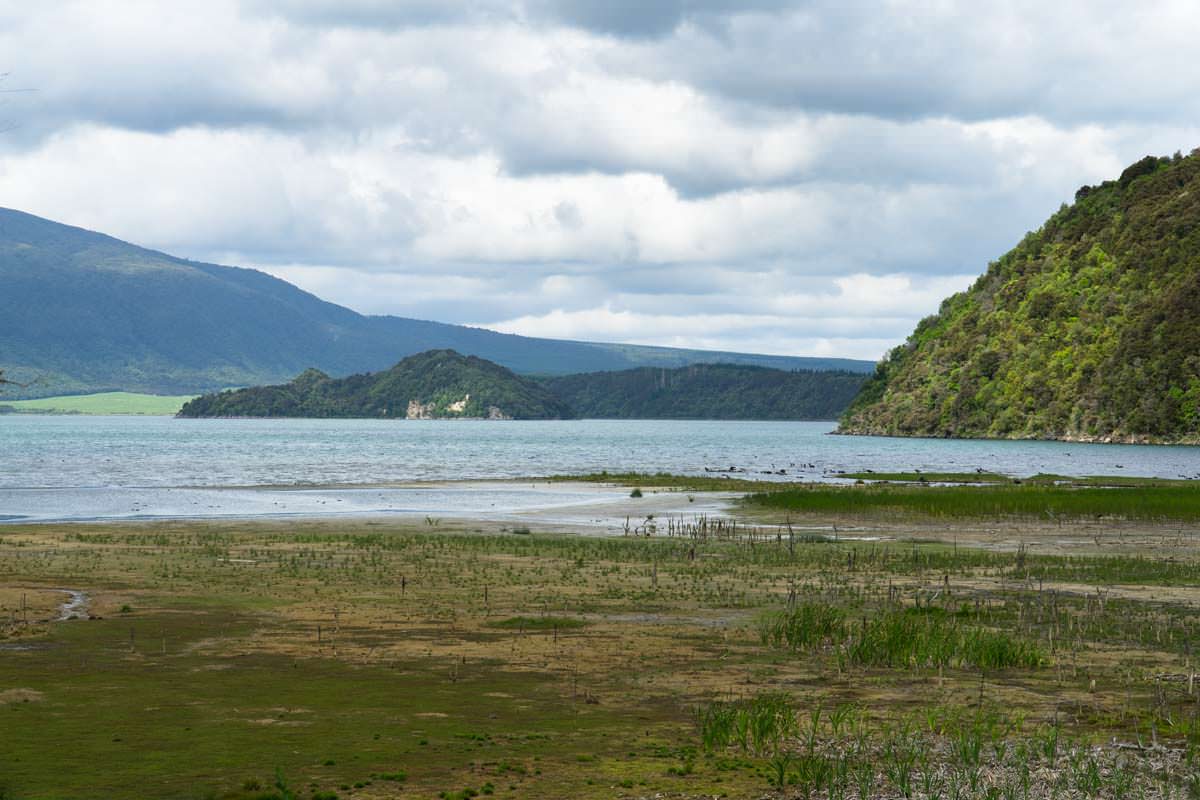 Lake Rotomahana im Waimangu Volcanic Valley in Neuseeland