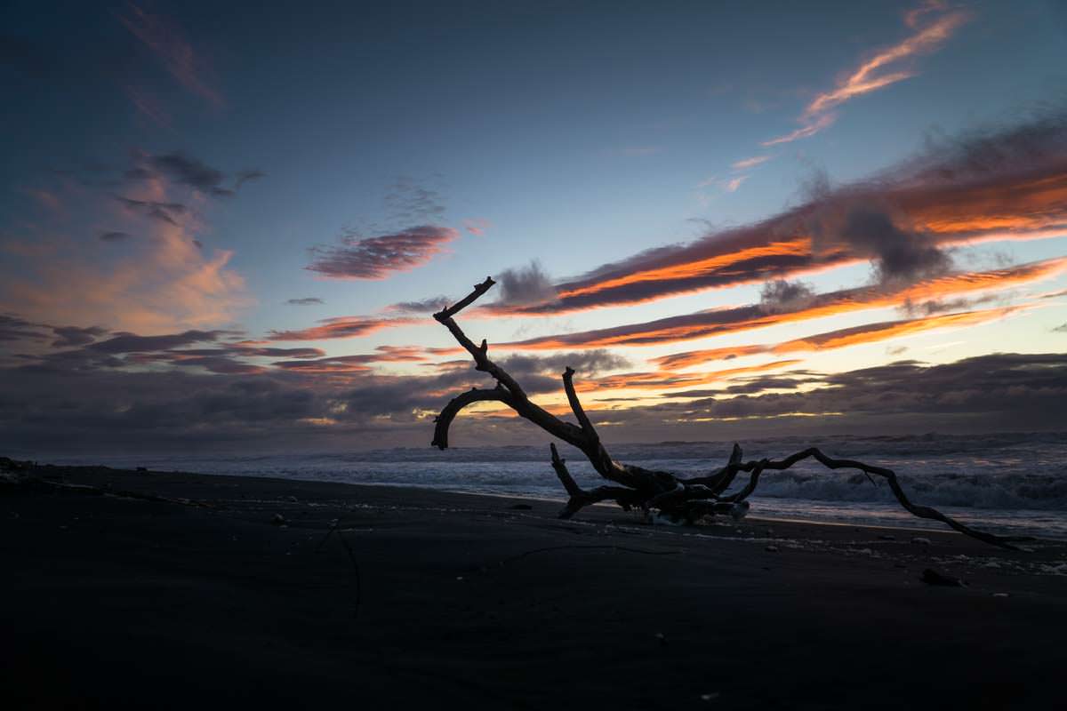 Sonnnenuntergang am Strand von Awakino Heads, Neuseeland