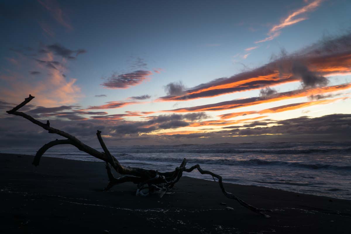 Sonnnenuntergang am Strand von Awakino Heads, Neuseeland