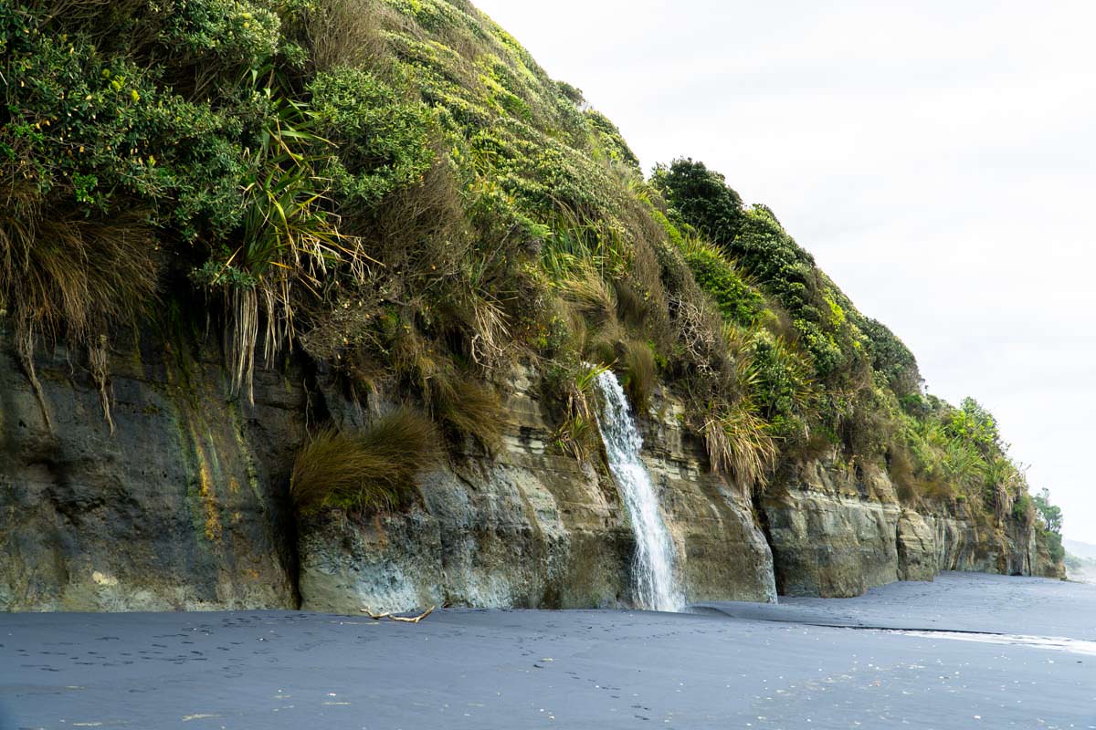 Wasserfall am Awakino Beach in Neuseeland