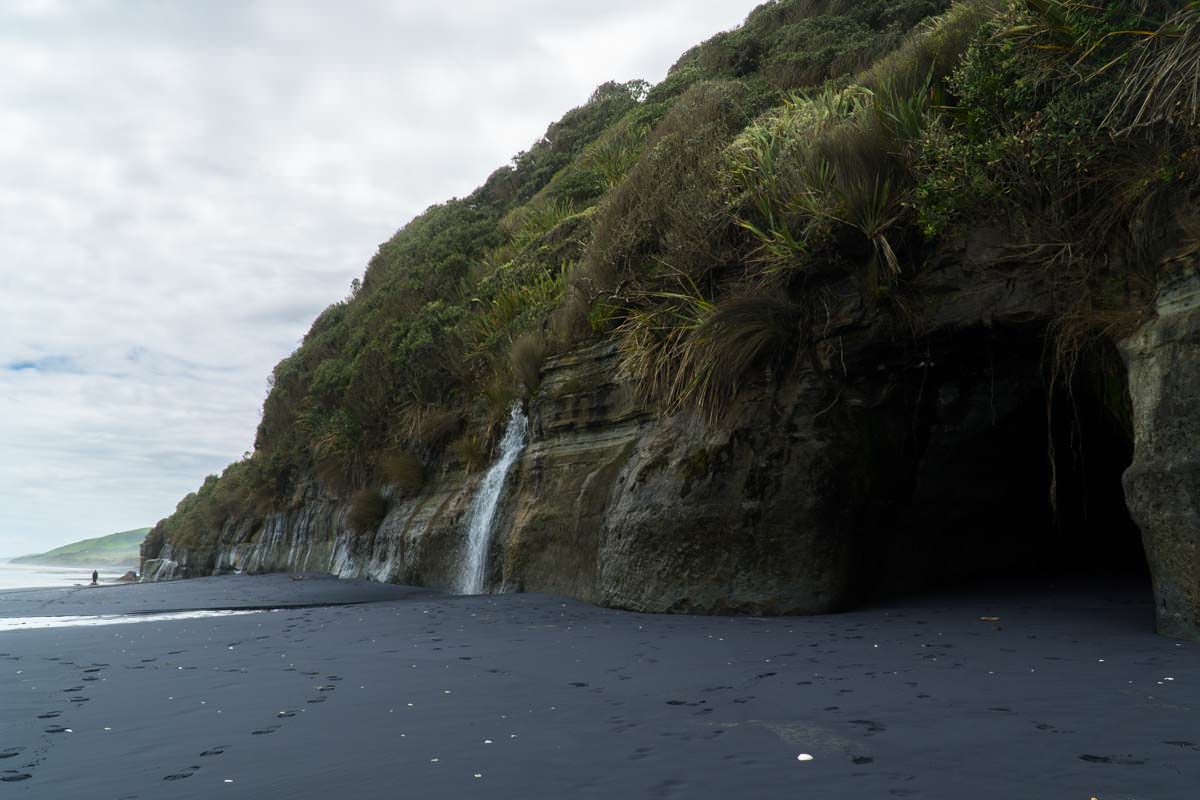 Wasserfall am Awakino Beach in Neuseeland