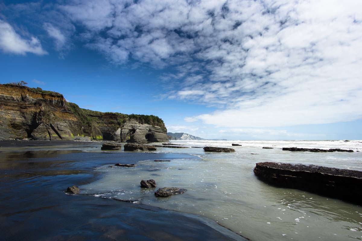 Elephant Rock am Strand von Tongaporutu, Neuseeland