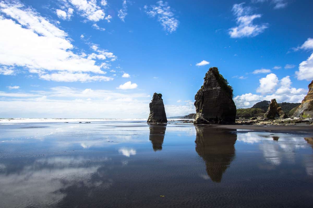 Three Sisters am Strand von Tongaporutu, Neuseeland