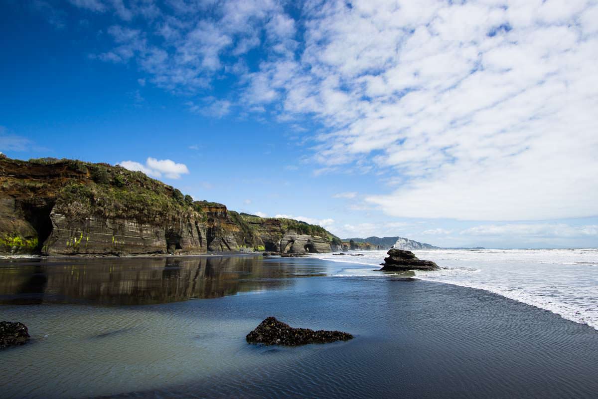 Elephant Rock am Strand von Tongaporutu, Neuseeland