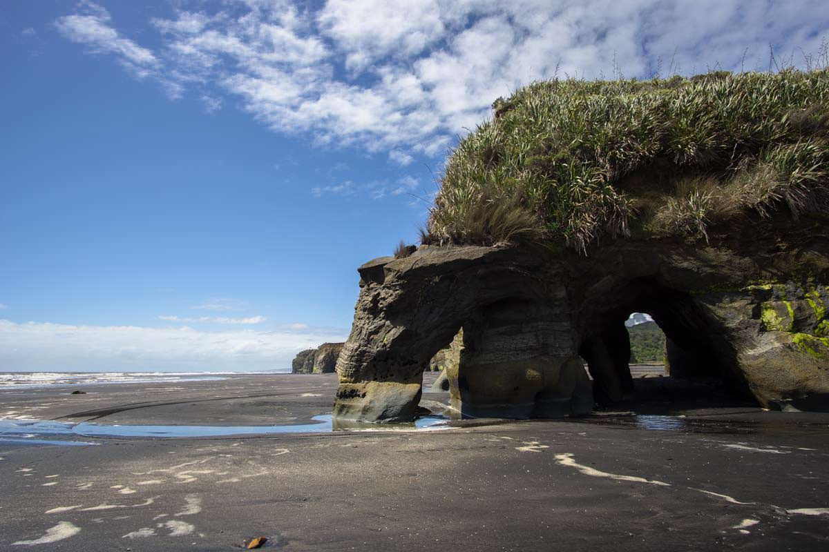 Tunnel am Strand von Tongaporutu, Neuseeland