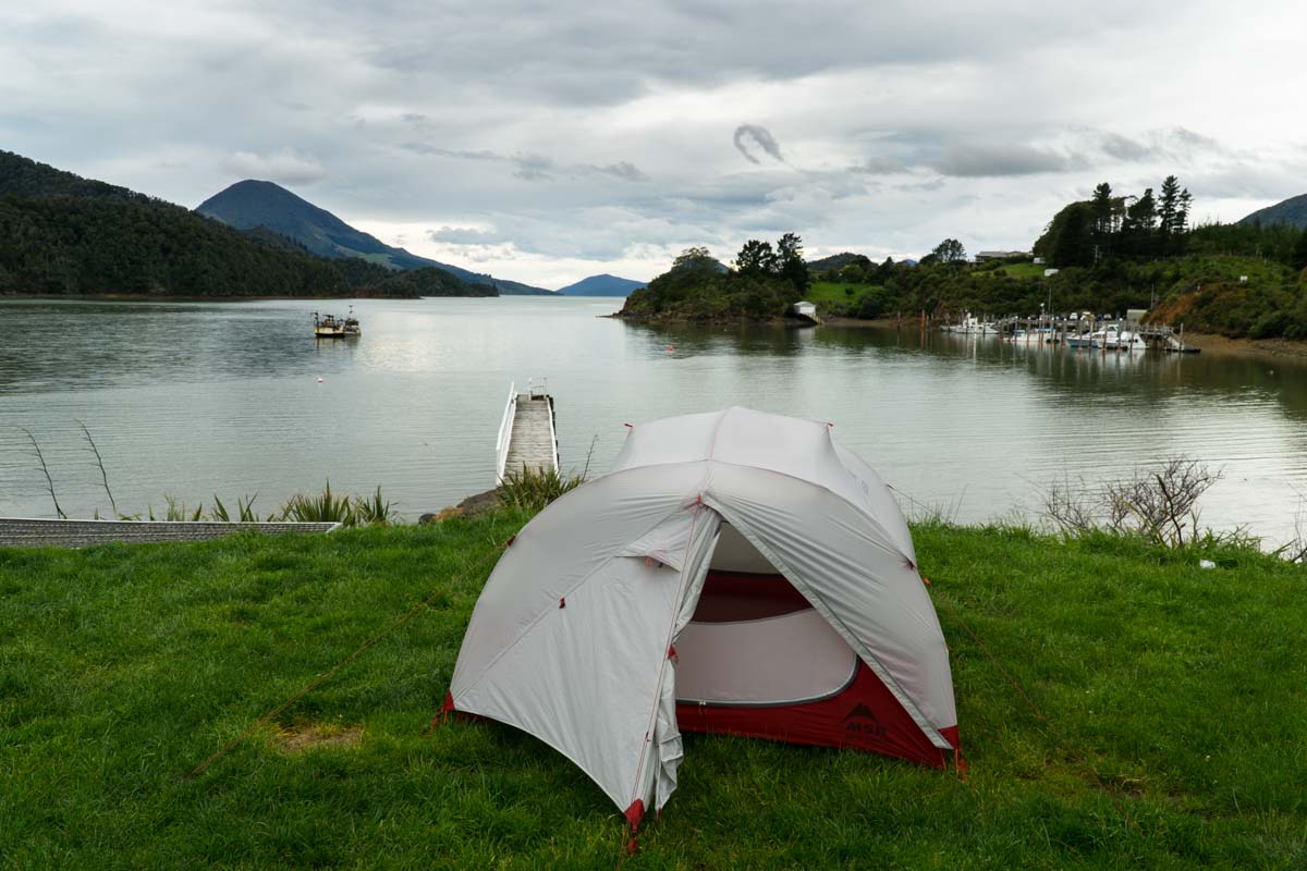 DOC Campingplatz in der Elaine Bay in Neuseeland