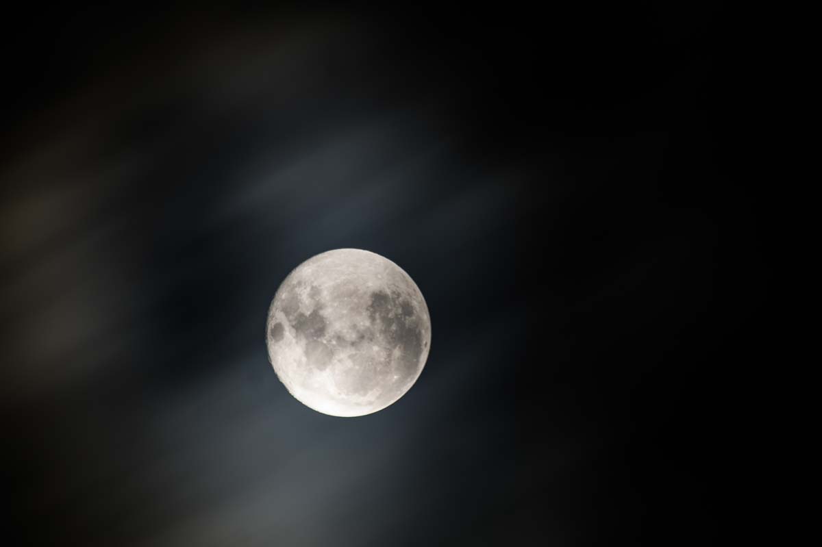 Vollmond mit Wolken in Neuseeland