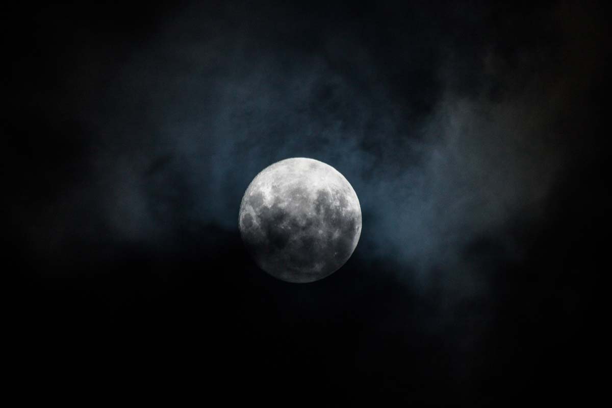 Vollmond mit Wolken in Neuseeland