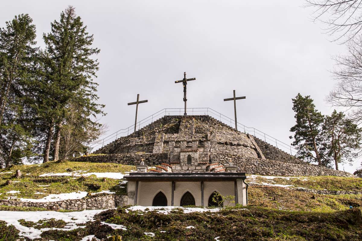 Gang durch Bergkuppe und drei Gipfelkreuze auf dem Kalvarienberg in Füssen