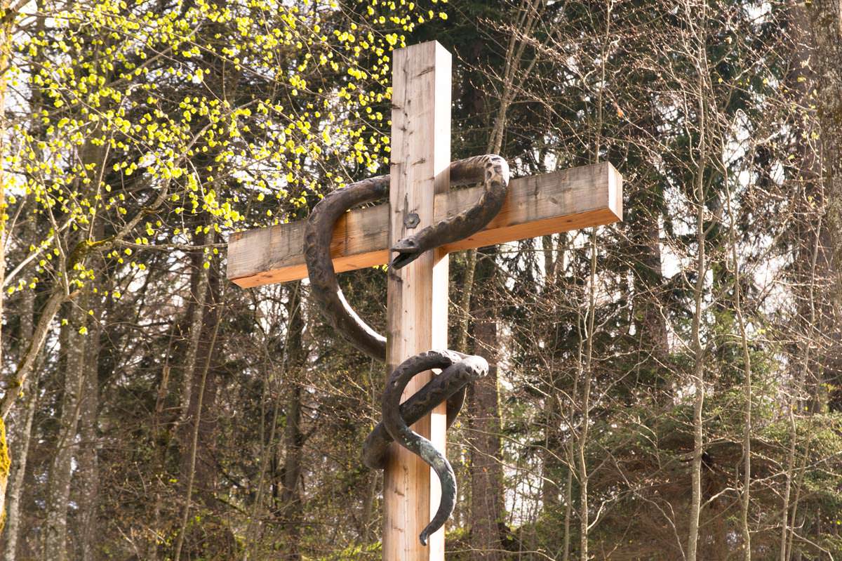 Kreuz mit Schlange auf Kalvarienberg in Füssen