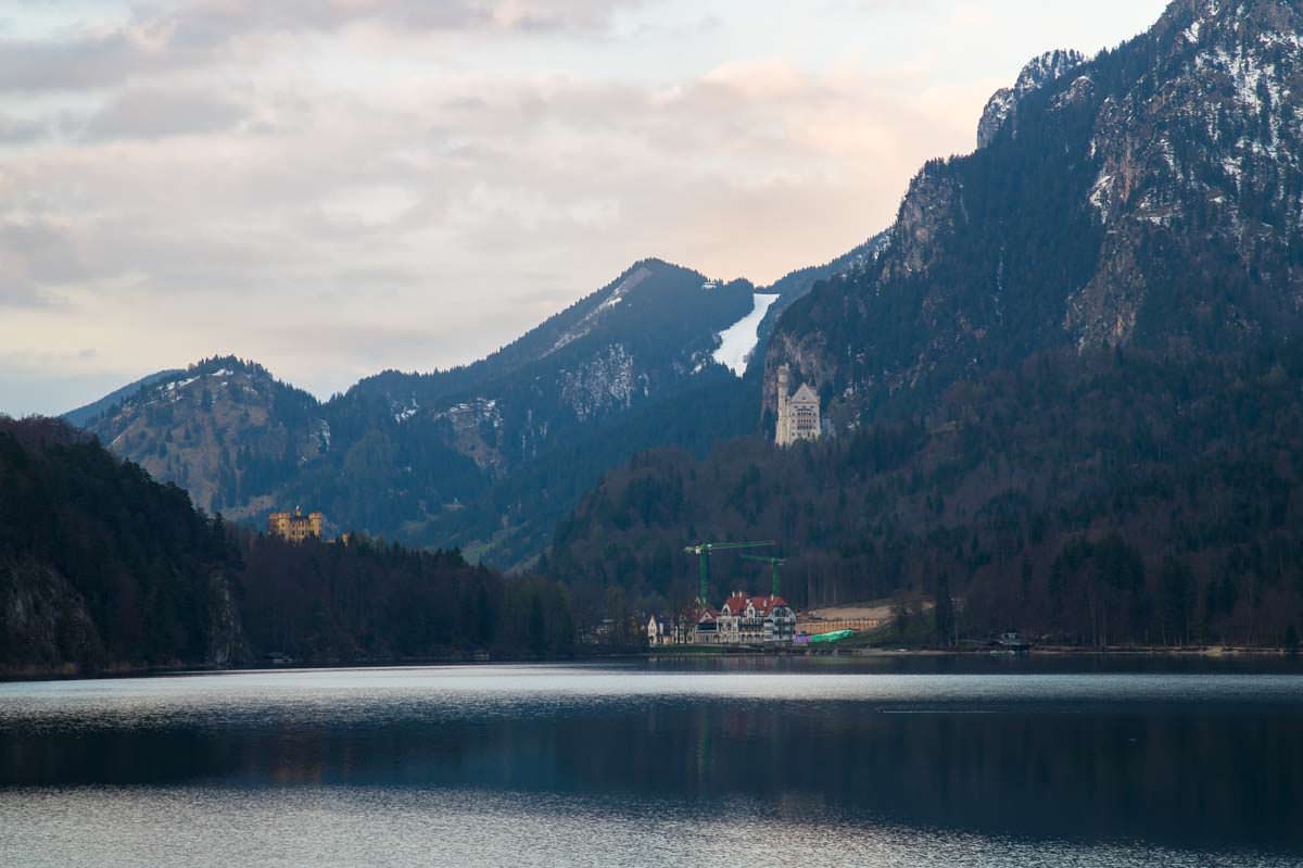 Blick vom Alpsee auf Schloss Neuschwanstein und Schloss Hohenschwangau mit Tegelberg im Hintergrund