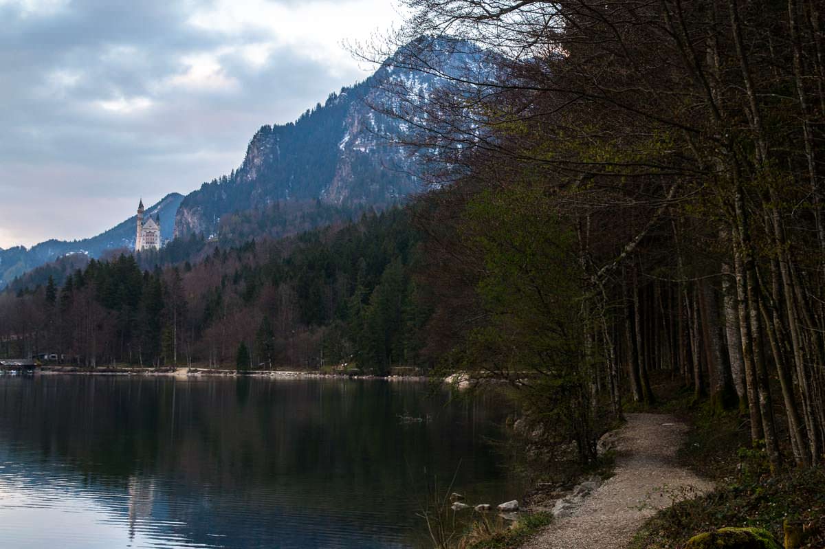 Blick vom Alpsee auf Schloss Neuschwanstein mit Tegelberg im Hintergrund