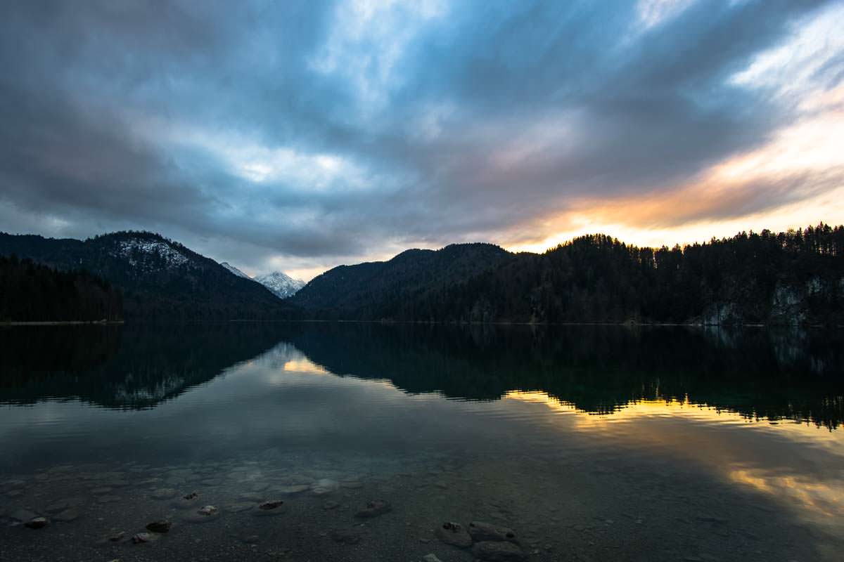 Sonnenuntergang über dem Alpsee in Füssen