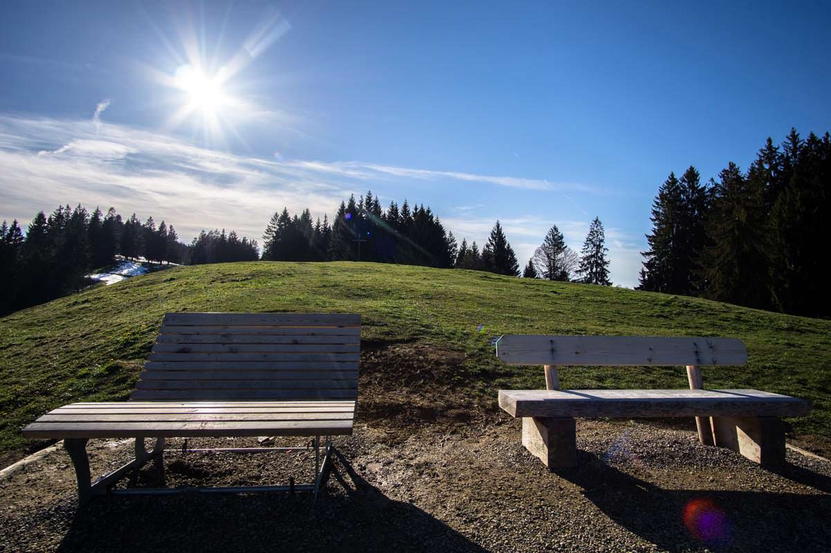 Bänke am Aussichtspunkt Seeblick über dem Alpsee