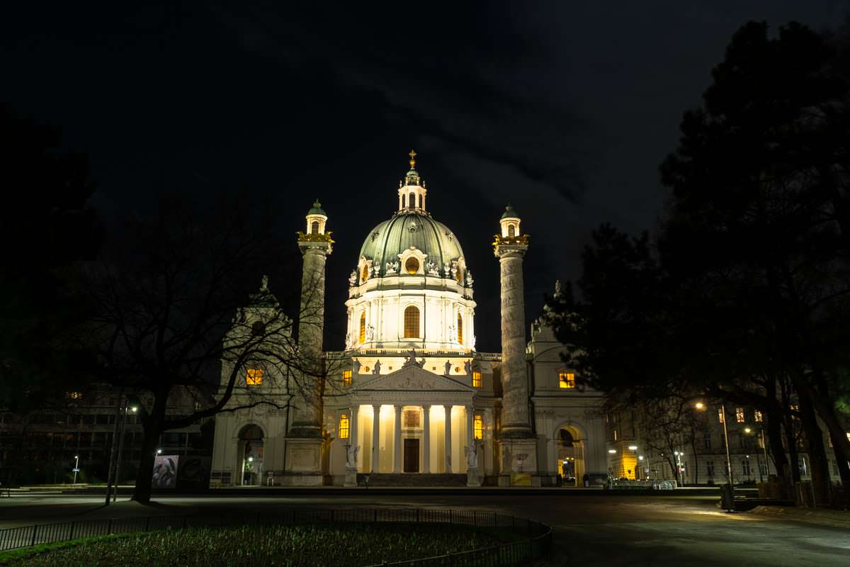 Karlskirche in Wien bei Nacht (Fotoparade)