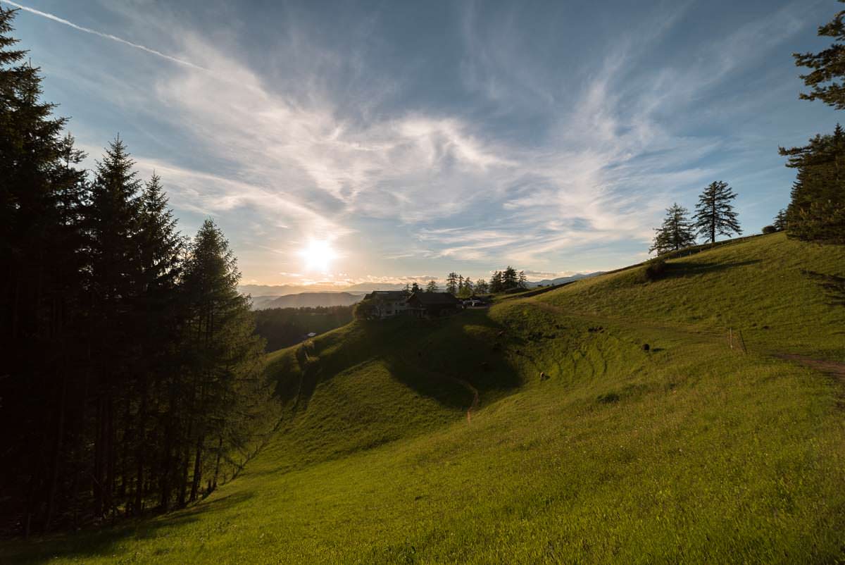 Alpe in den Dolomiten im Sonnenuntergang (Fotoparade)