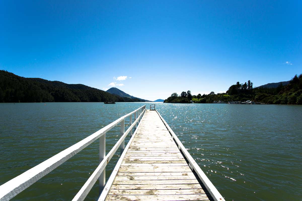 Steg der Elaine Bay in Neuseeland