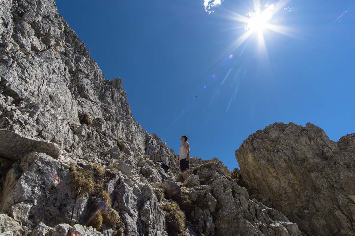 Aufstieg zum Tschagerjoch am Rosengarten in den Dolomiten