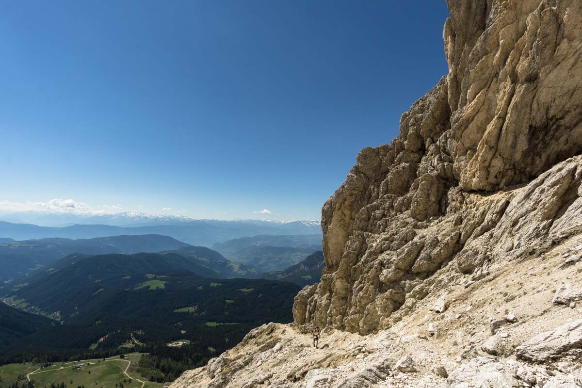 Aufstieg zum Tschagerjoch am Rosengarten in den Dolomiten