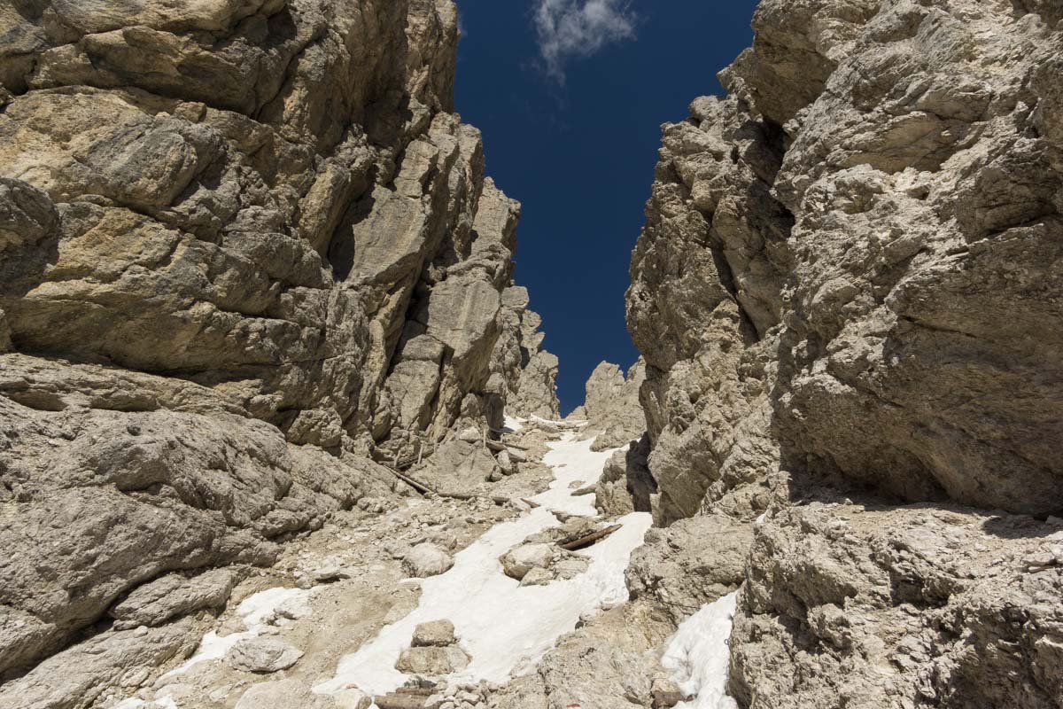 Aufstieg zum Tschagerjoch am Rosengarten in den Dolomiten